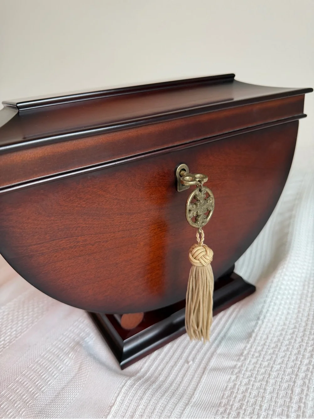 Vintage Cherry Mahogany Wood Bombay Company Chest. 1992-1996 Taiwan